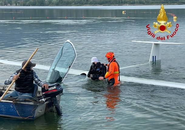 Il recupero dell’aliante nel lago di Varese