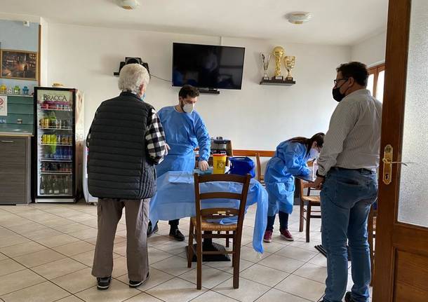 Le vaccinazioni in camper su e giù per le valli del Luinese