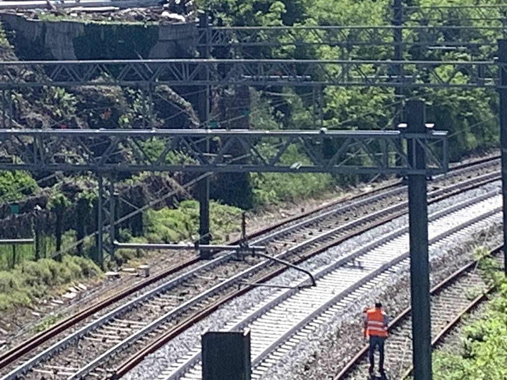 Cede il muro di contenimento sulla linea ferroviaria a Malnate