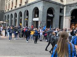 Inter campione d'Italia, bandiere e cori in centro a Varese