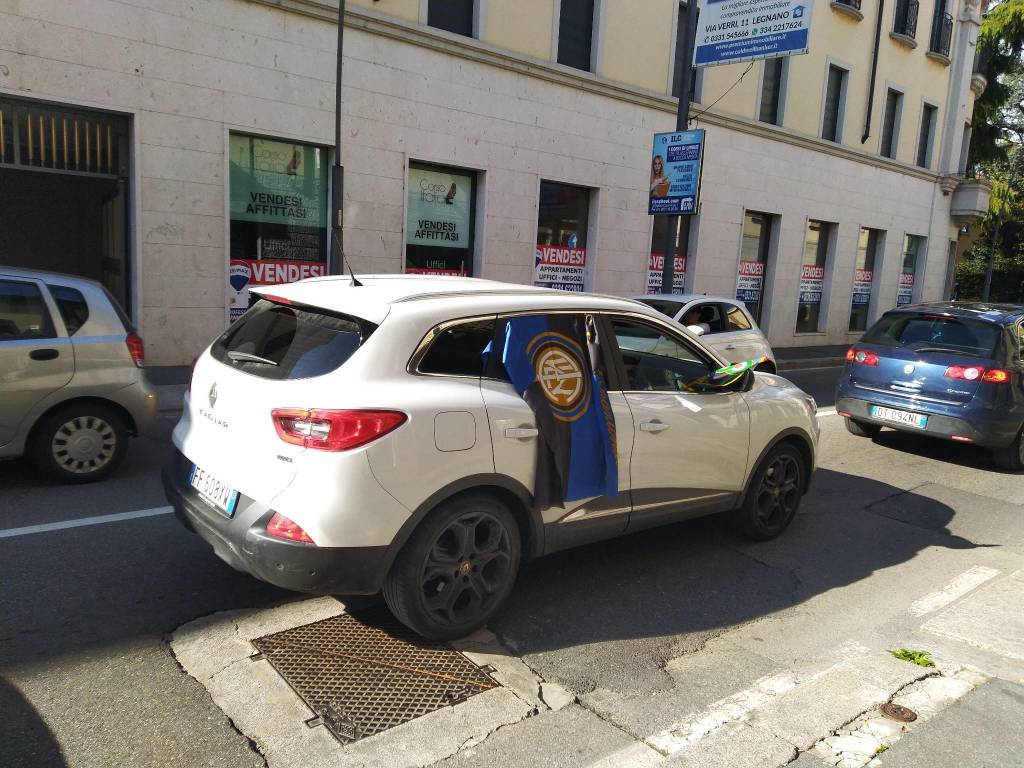 Interisti in centro a Legnano 