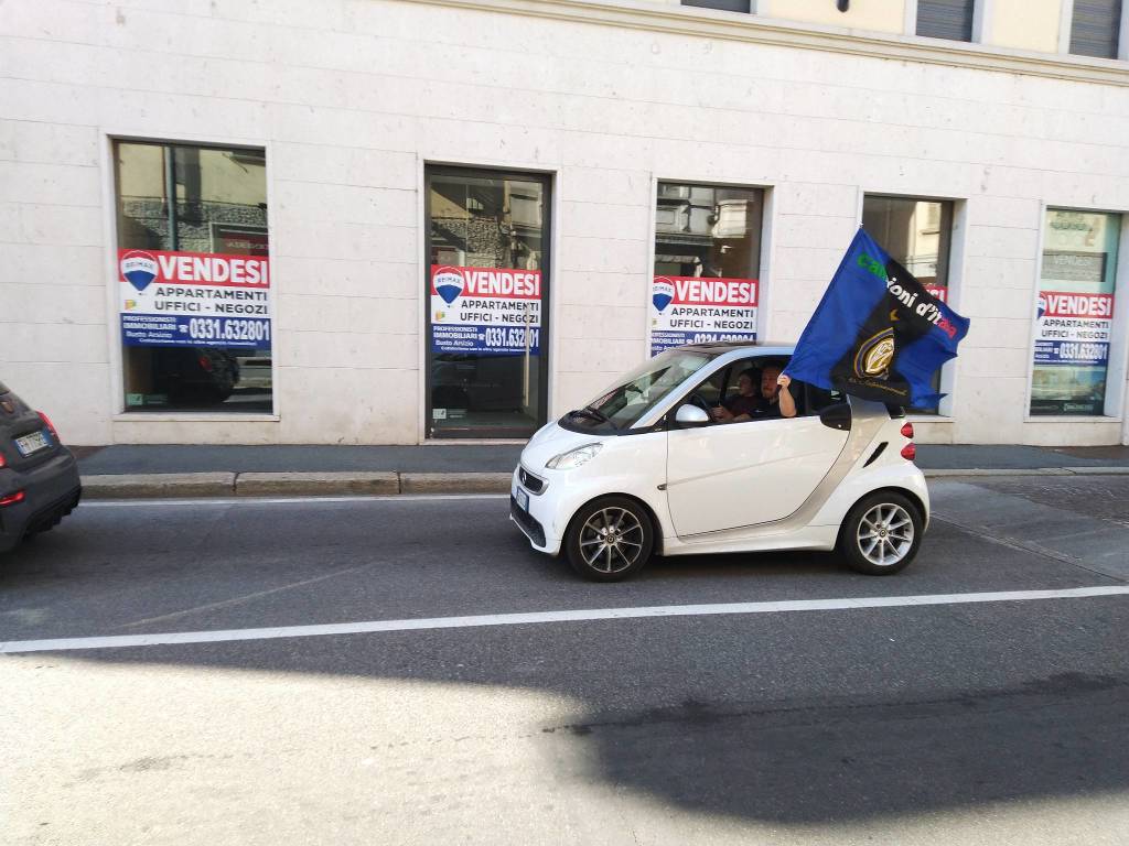 Interisti in centro a Legnano 