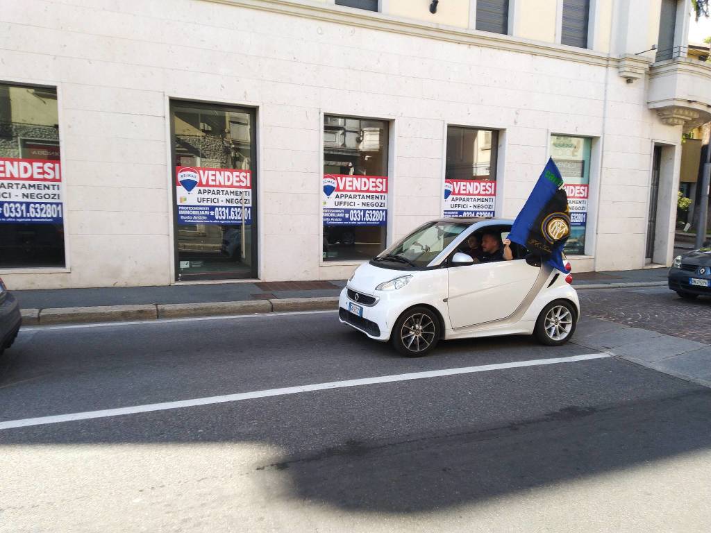 Interisti in centro a Legnano 