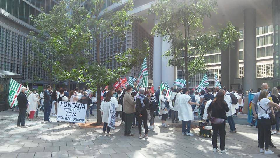Lavoratori TEVA di Nerviano in protesta sotto la Regione Lombardia