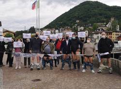 Protesta dei commercianti al confine con la Svizzera