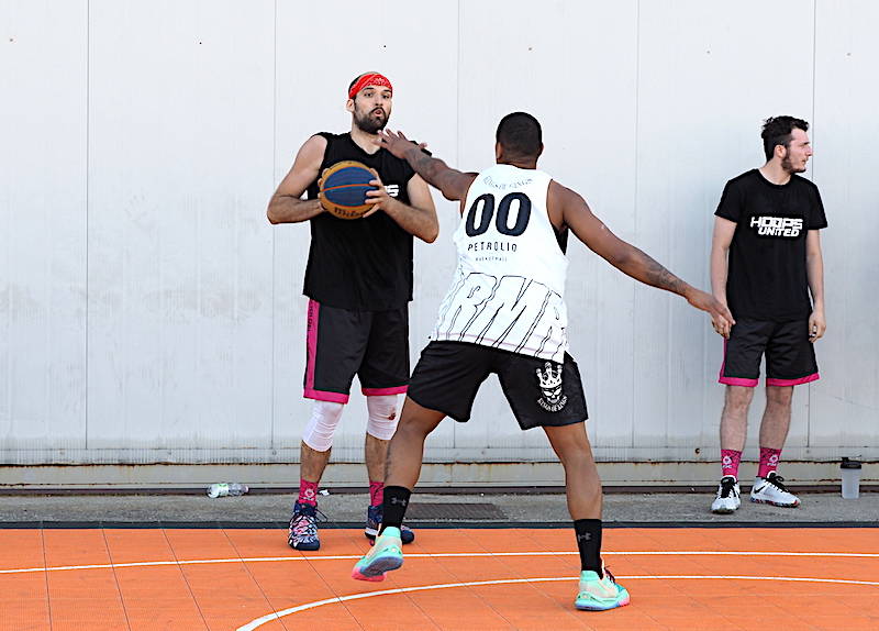 Basket tra gli aerei a Volandia