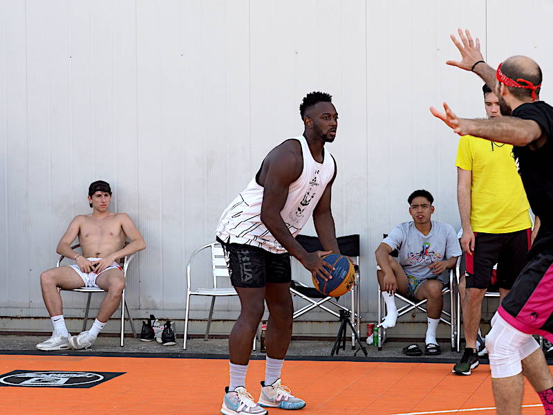 Basket tra gli aerei a Volandia