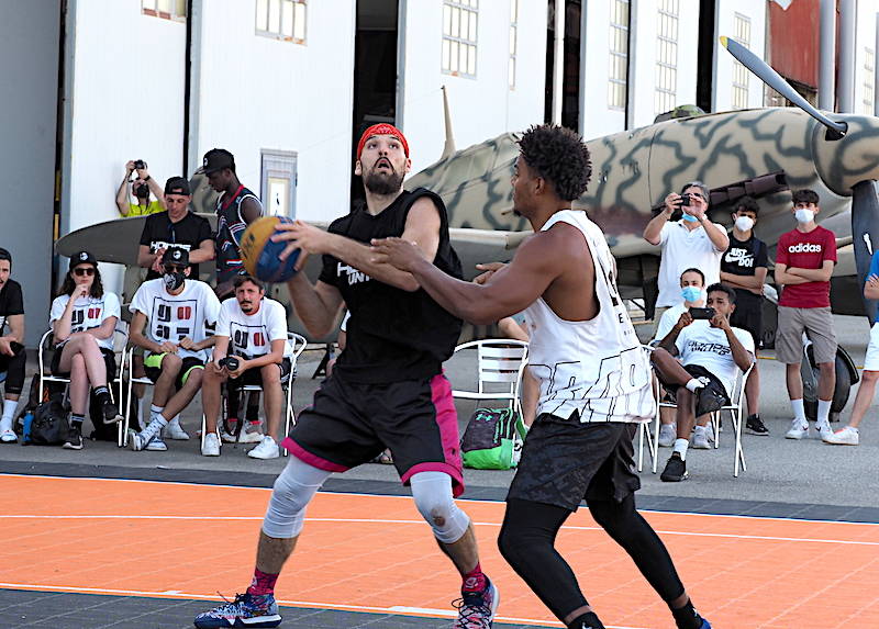 Basket tra gli aerei a Volandia