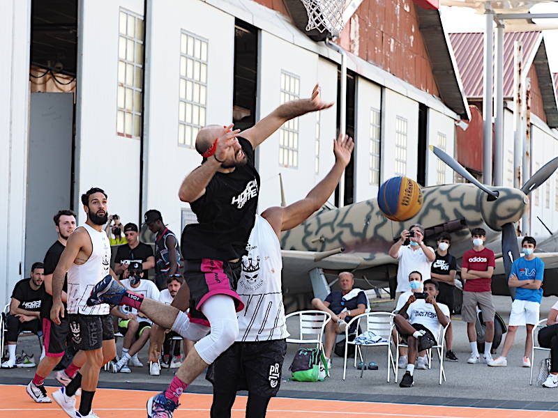 Basket tra gli aerei a Volandia