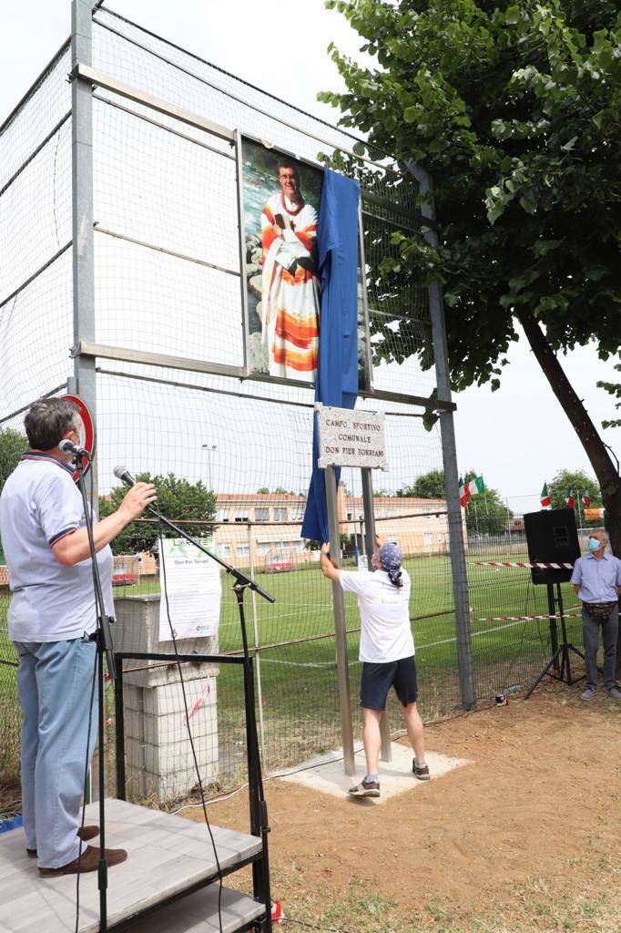 Busto Garolfo - Intitolazione del campo sportivo di via Pascoli a don Pierluigi Torriani