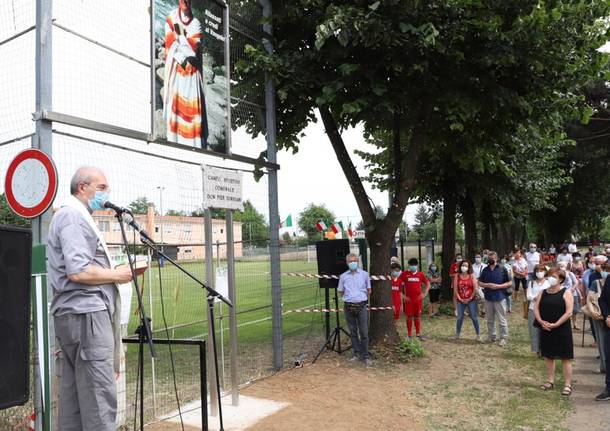 Busto Garolfo dedica a don Pierluigi Torriani il campo da calcio di via Pascoli