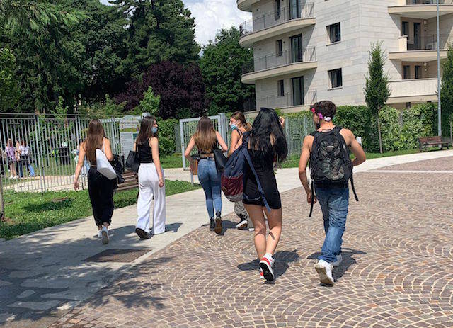 Candiani-Bausch, feste e balli per la fine della scuola