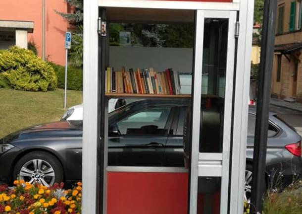 Maccagno, la cabina del telefono trasformata in libreria