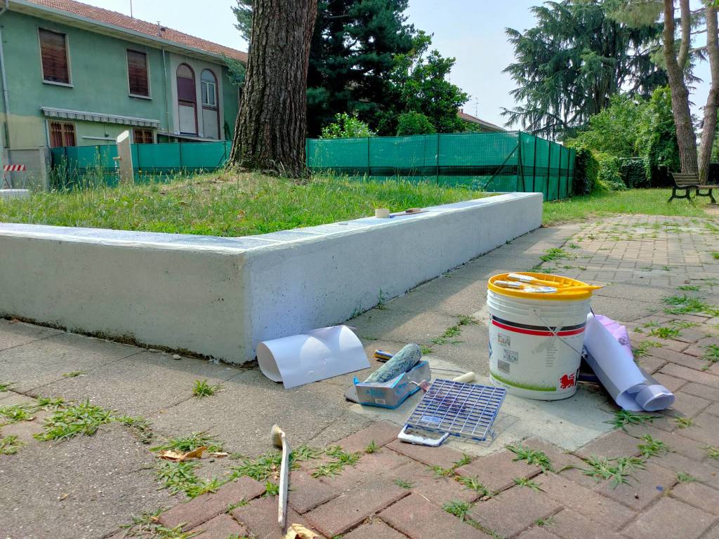 Giovani saronnesi al lavoro per dipingere le panchine del Matteotti 