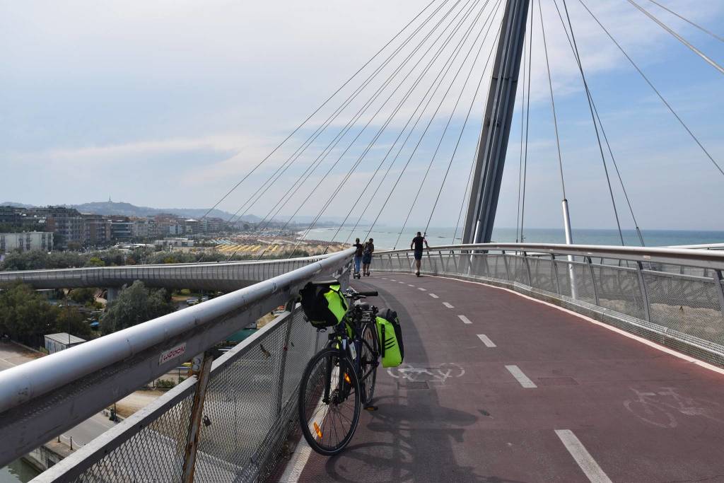 In bicicletta da Lomazzo a Taranto per beneficenza: si è conclusa l'avventura di Mimmo Carriero