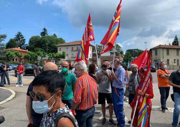 Un presidio a Varese a sostegno dello sciopero dei lavoratori del settore gas, elettrico, acqua