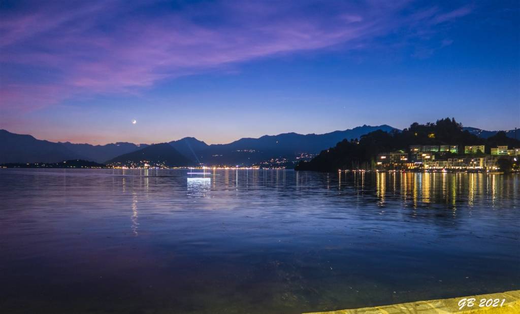 Riflessi di luce dal lungolago di Laveno