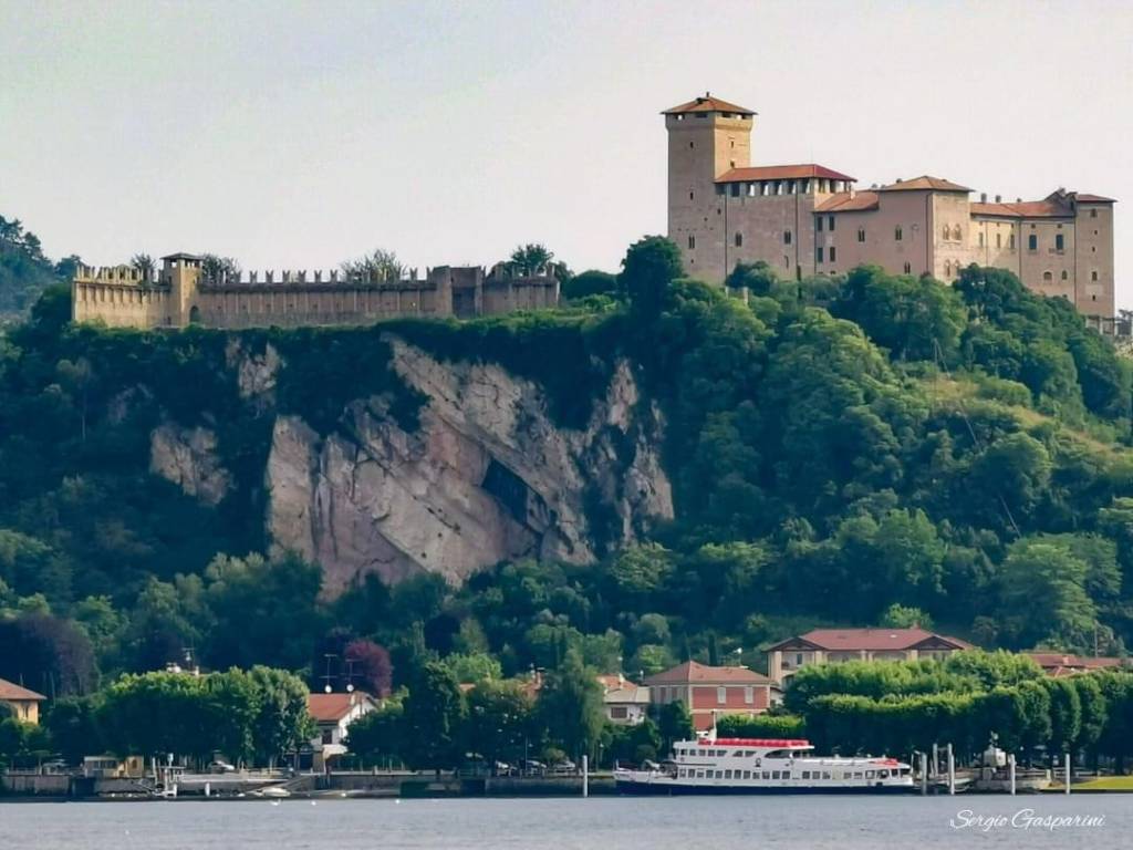 Rocca angera vista da arona