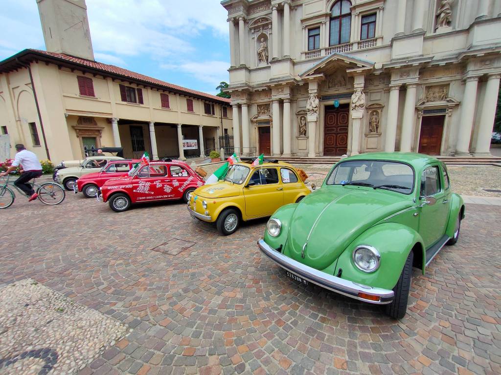 Sapore di storia a Saronno: le auto d'epoca sfilano per le vie del centro