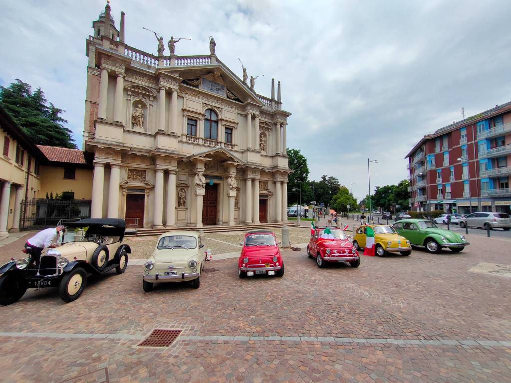 Sapore di storia a Saronno: le auto d'epoca sfilano per le vie del centro