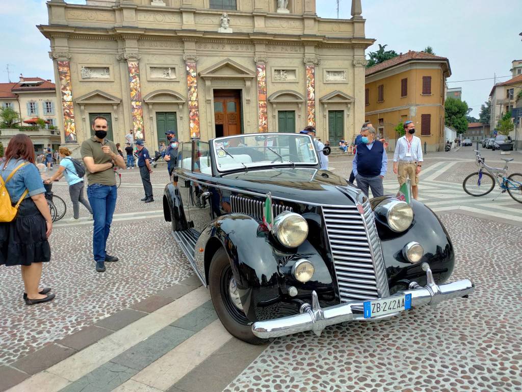 Sapore di storia a Saronno: le auto d'epoca sfilano per le vie del centro