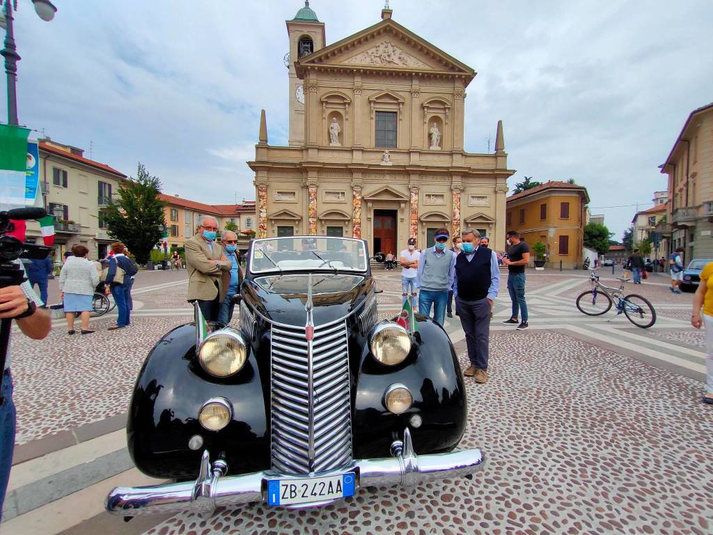 Sapore di storia a Saronno: le auto d'epoca sfilano per le vie del centro