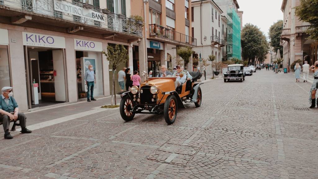 Sapore di storia a Saronno: le auto d'epoca sfilano per le vie del centro