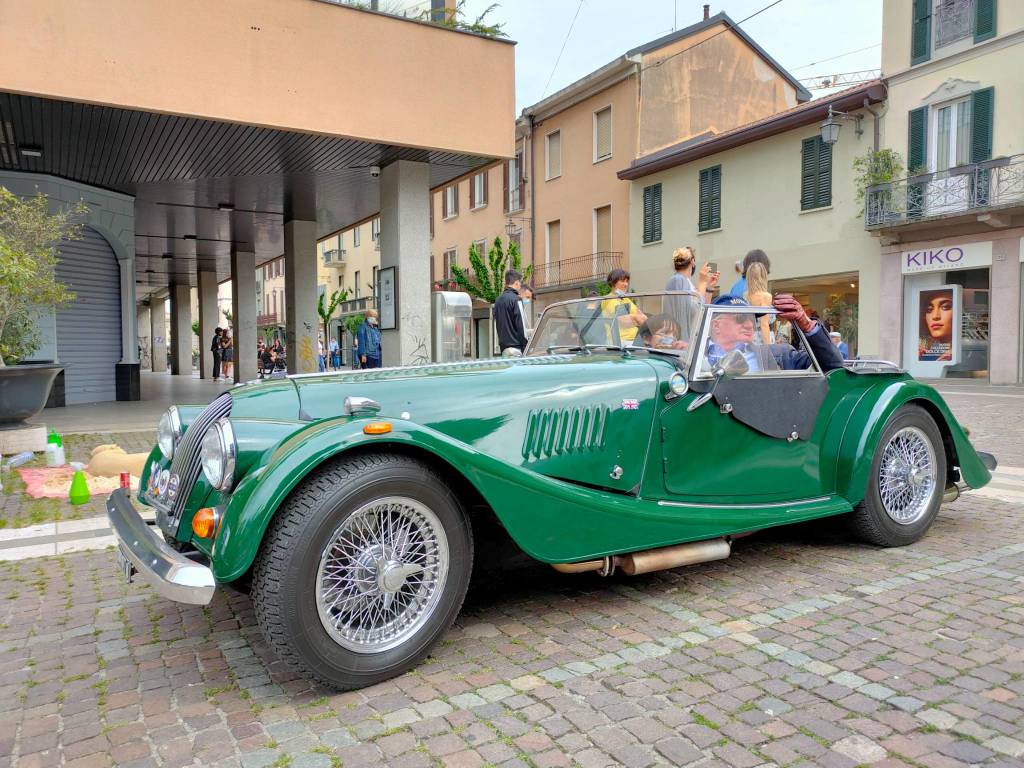 Sapore di storia a Saronno: le auto d'epoca sfilano per le vie del centro