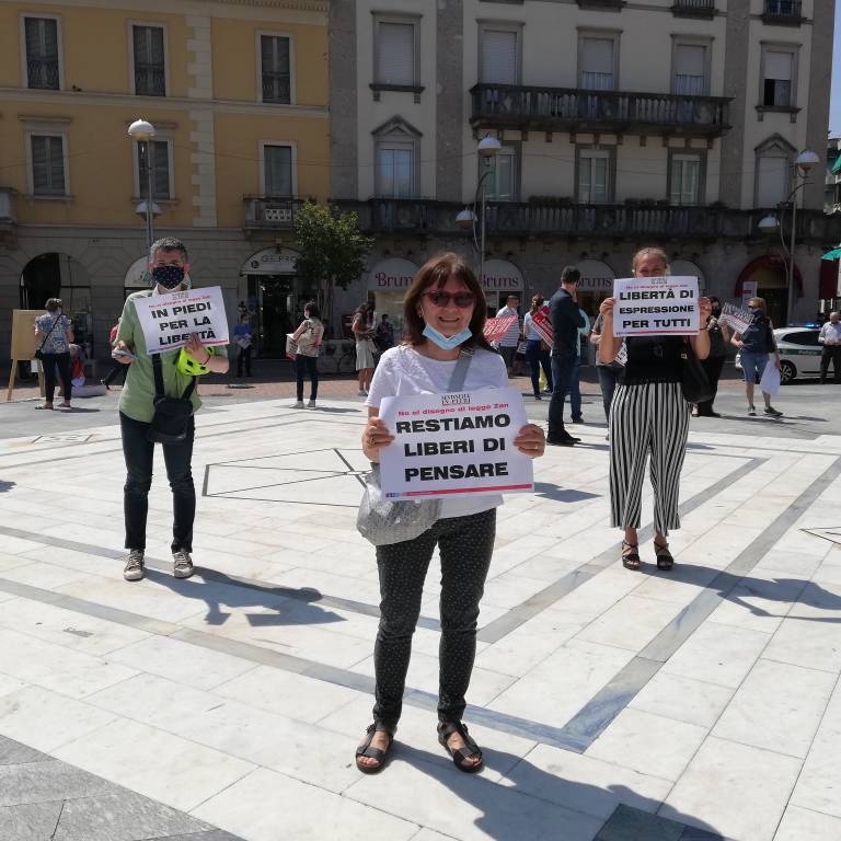 Sentinelle in piedi a Busto