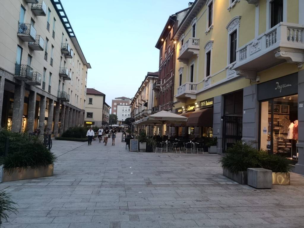 Shopping al mercoledì sera a Legnano