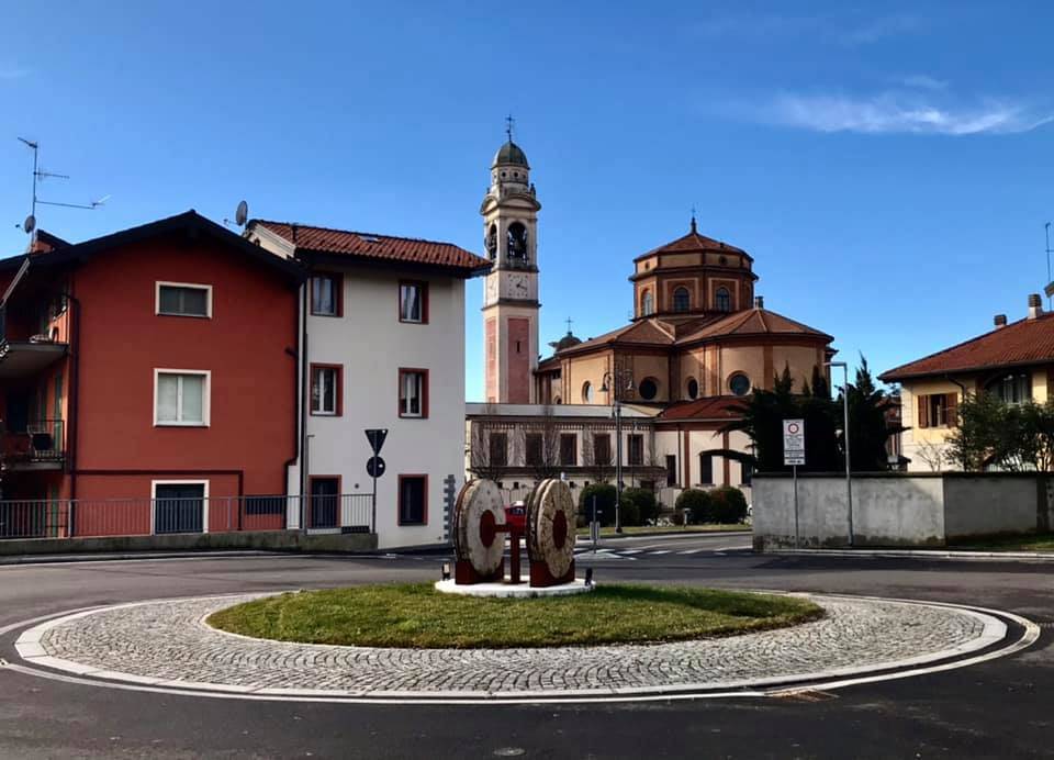 Tradate, la rotonda della macina - foto di Rosanna Carbone