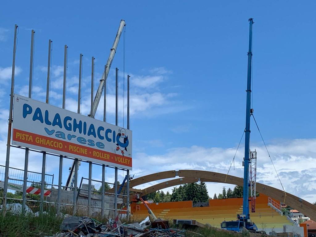 Al lavoro nei cantieri del palaghiaccio di Varese per montare le nuove arcate