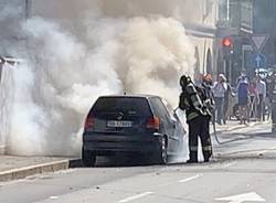 Auto incendiata in via Staurenghi a Varese