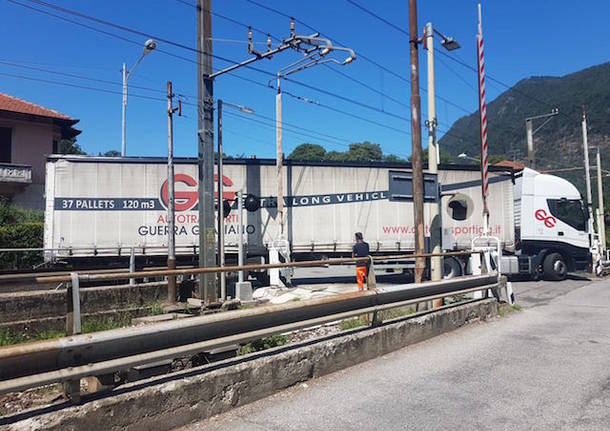 Tir incastrato nel passaggio a livello di Cittiglio