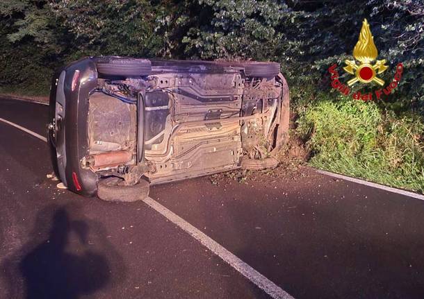 A Clivio un’auto perde il controllo e si ribalta