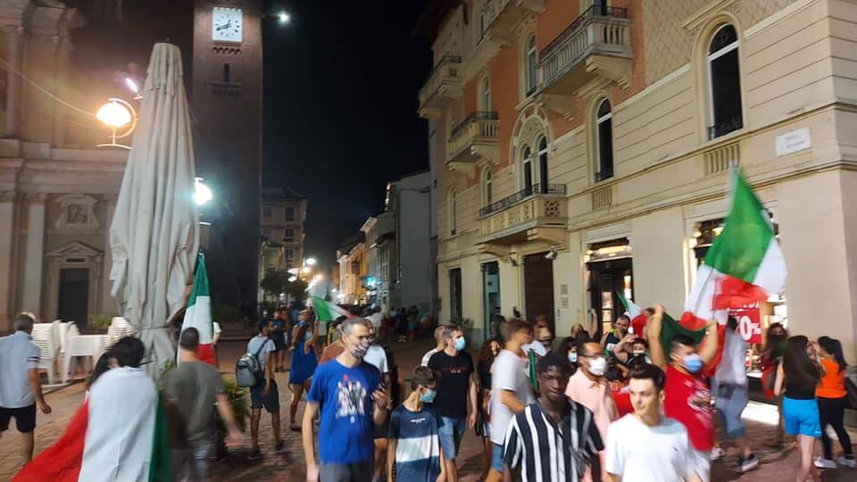 italia inghilterra festeggiamenti busto arsizio