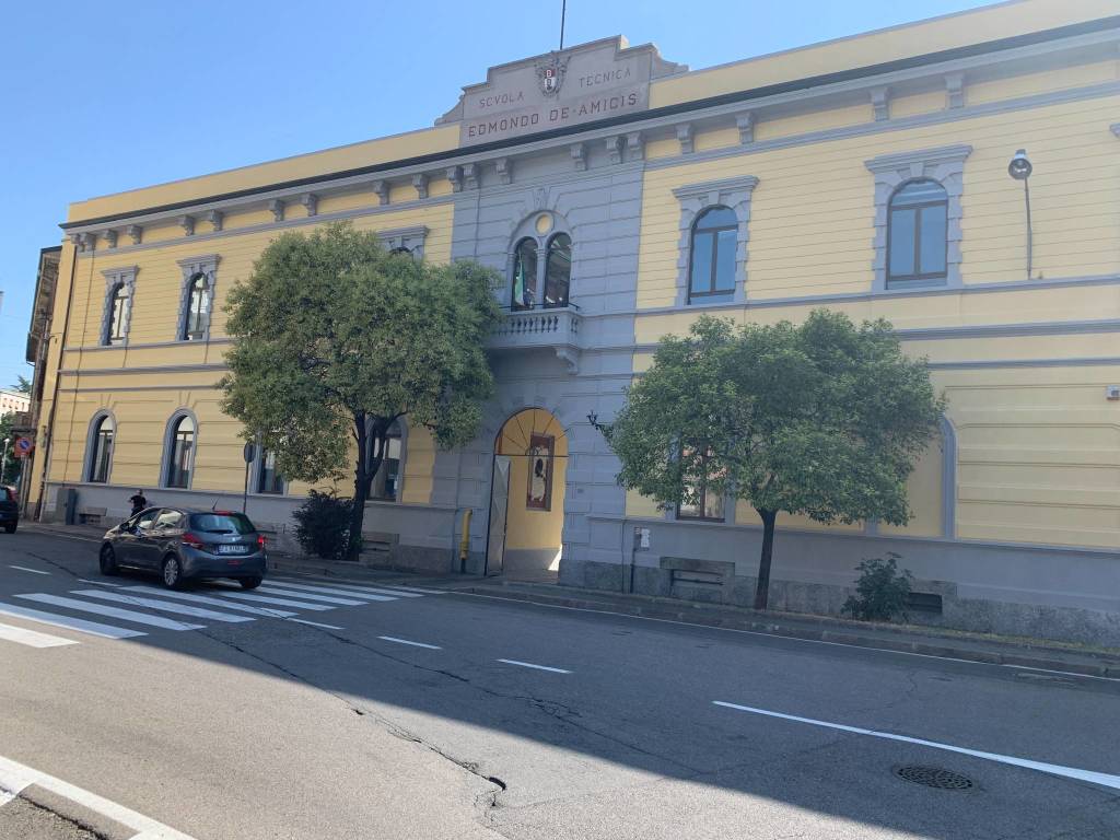 liceo crespi sede distaccata piazza trento trieste busto arsizio