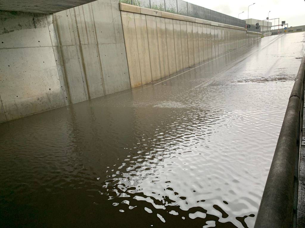 Pioggia e temporali, allagato il sottopasso ferroviario a Venegono Superiore