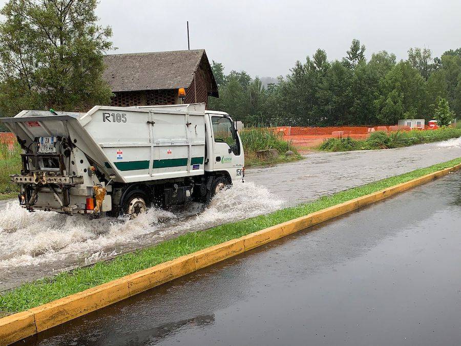 Via Peschiera a Varese, allagamenti e traffico rallentato