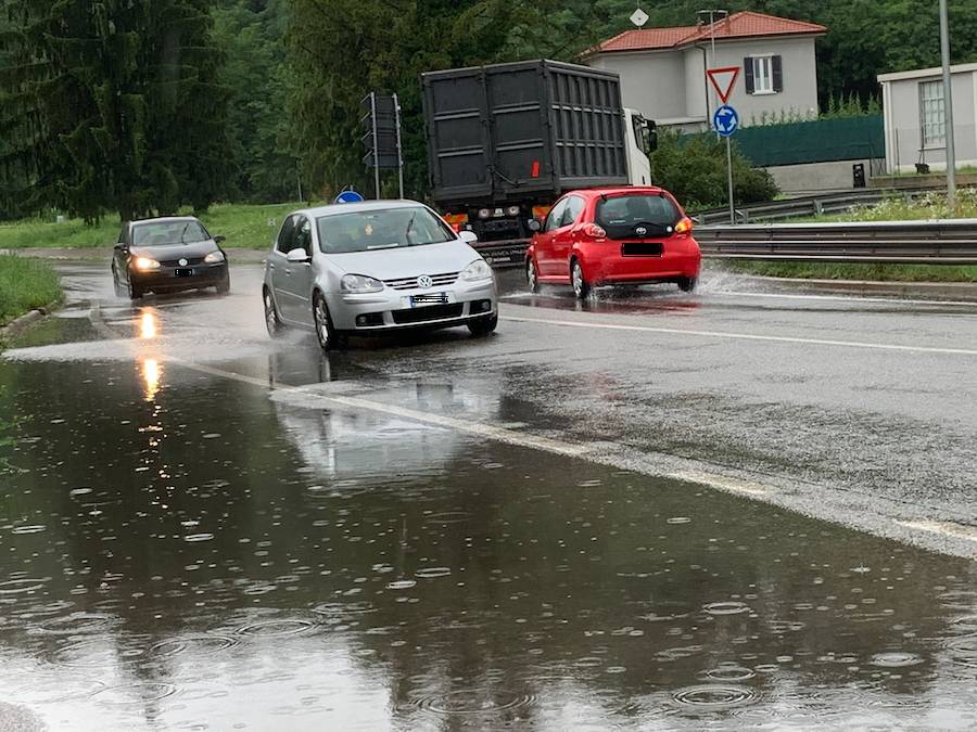 Via Peschiera a Varese, allagamenti e traffico rallentato