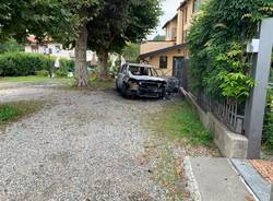 Auto in fiamme a Brinzio