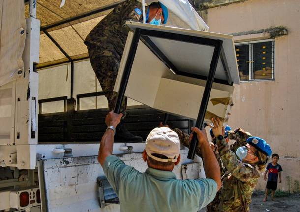 consegna mobili e computer donati a scuole del Libano da parte della Brigata Taurinense