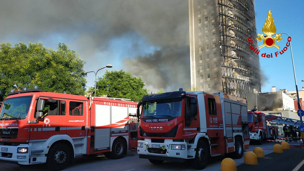 Grattacielo in fiamme a Milano 