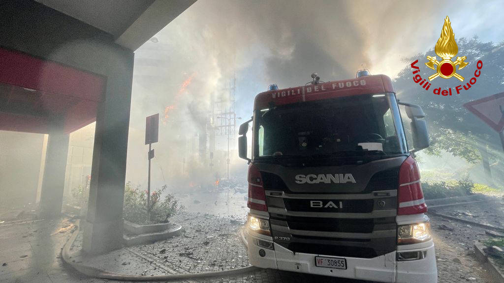 Grattacielo in fiamme a Milano 