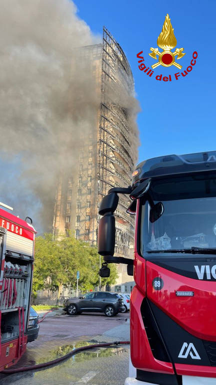 Grattacielo in fiamme a Milano 