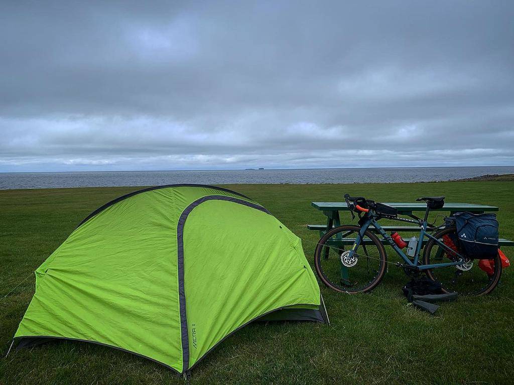 Il legnanese Andrea Maggioni in viaggio in bici alle Isole Fær Øer e in Islanda