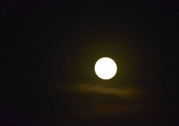 La luminosissima Luna “blu” nelle foto dei nostri lettori