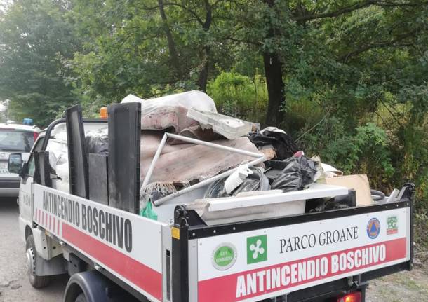 Parco delle Groane: volontari ripuliscono un'area sulla Saronno - Monza 