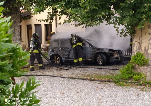 auto in fiamme