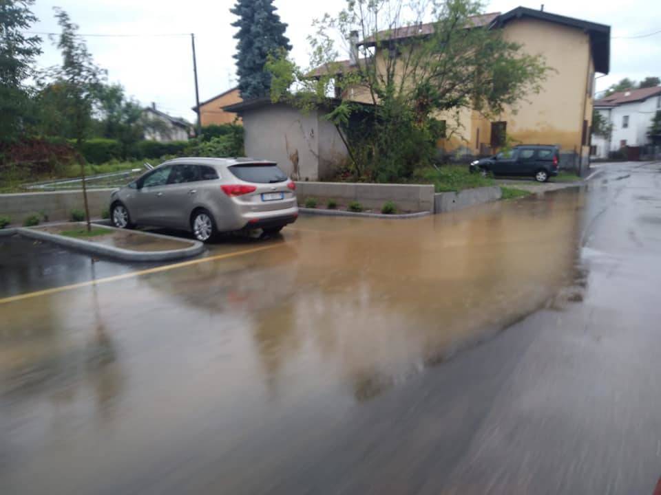 Allagato il nuovo parcheggio a Cazzago Brabbia